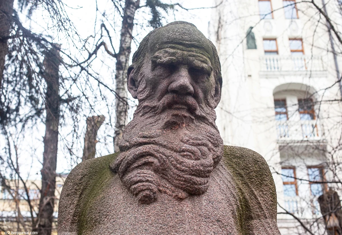 Памятник автор. Памятник льву толстому (Москва, Пречистенка). Евпатория памятник льву толстому. Памятник Тихомирову льву. Памятник толстому в Санкт-Петербурге.